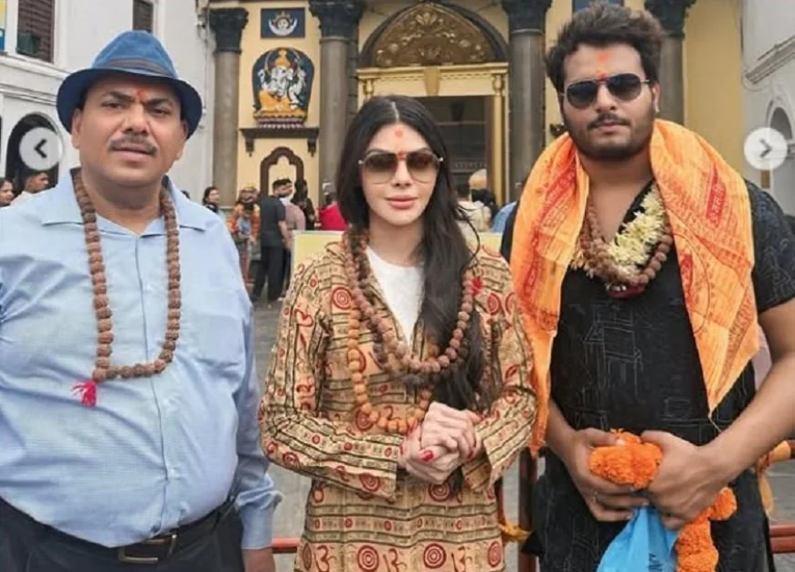 पशुपतिनाथको दर्शनमा बलिउड अभिनेत्री शर्लिन चोपडा, सामाजिक सञ्जालमा भनिन्– ‘आशीर्वाद पाउँदा धन्य भएँ’