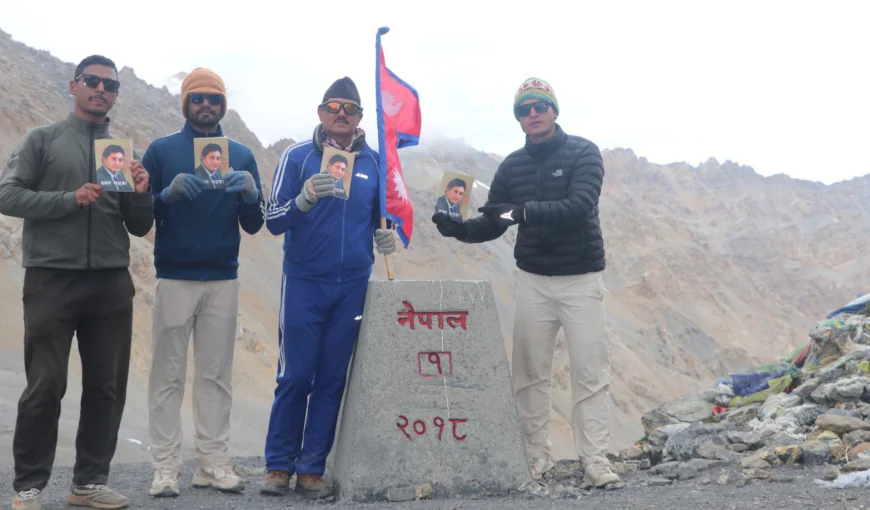तिङ्कर भञ्ज्याङको जङ्गे सीमास्तम्भमै नबल खड्काको पुस्तक विमोचन, सीमासुरक्षाका लागि आम्दानीको ५० प्रतिशत सहयोग घोषणा